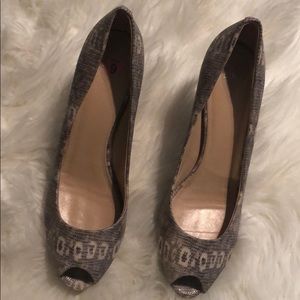 Hugo Boss size 9 leather heels